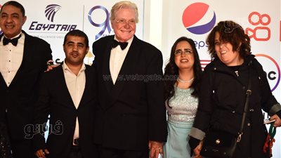 حسين فهمي برفقة ذوي الهمم في حفل ختام القاهرة السينمائي |فيديو وصور 