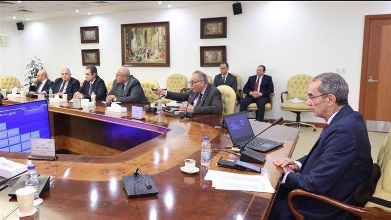 وزير الاتصالات خلال