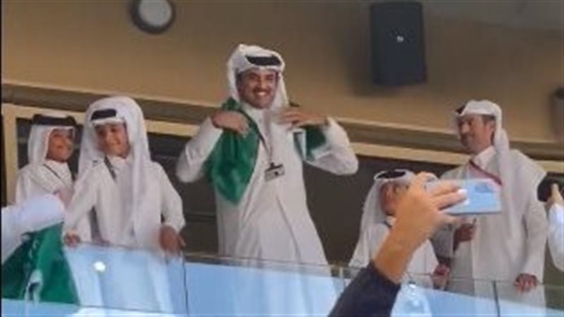 أمير قطر يتشح بالعلم