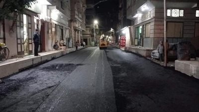 محافظ دمياط تتابع عمليات الرصف بالأسفلت بمنطقة شط الملح 