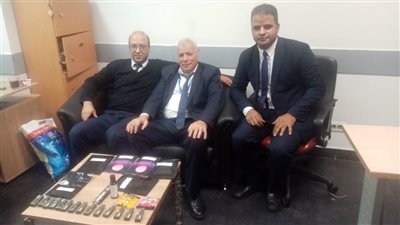 ضبط راكبين حاولا تهريب كوكتيل مخدرات و950 أمبولا دوائيا في مطار القاهرة | صور