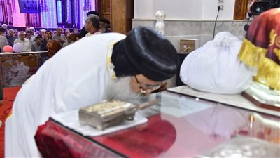 محافظ قنا يزور الأنبا تكلا لتهنئته بالترقية إلى رتبة مطران