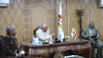 محافظ الوادي الجديد يجتمع مع مسئولي الفرافرة لمتابعة مشروعات 