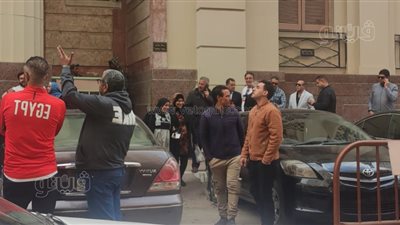 توافد أنصار مرتضى منصور على محكمة عابدين قبل نظر الاستشكال على حجز أرصدة الزمالك | صور