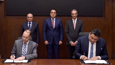 مدبولي يشهد توقيع بروتوكول تعاون لتقديم خدمات الشهر العقاري بمقار المصرية للاتصالات