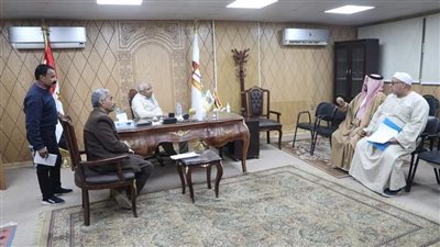 محافظ الوادي الجديد يلتقي عددًا من المواطنين والمستثمرين بالفرافرة