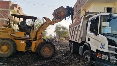 رفع نواتج حفر ترعة بيشة قايد بطريق الزقازيق-ههيا 