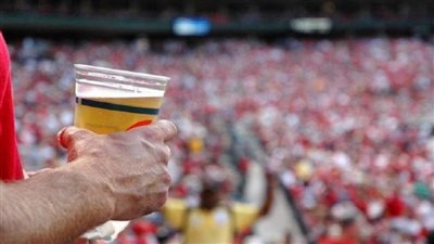 كأس العالم 2022.. مصادرة منظار تم استعماله لتعبئة المشروبات الكحولية من أحد المشجعين | فيديو