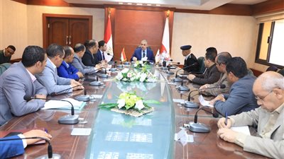 محافظ سوهاج يناقش ضوابط إنشاء المطبات الصناعية على الطرق العامة والرئيسية
