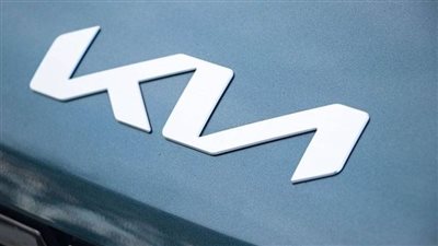 المستخدمون لا يستطيعون قراءته.. شعار سيارة كيا الجديد يتسبب في أزمة