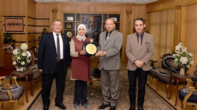 تكريم قاهرة الظلام كأول باحثة تحصل على الدكتوراة في الأدب الإنجليزي بجامعة المنصورة |صور