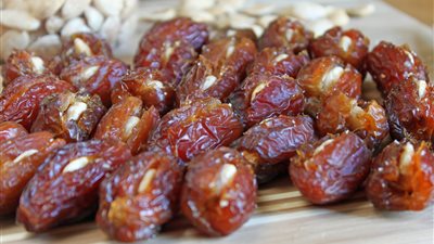 حلوى سعودية شهيرة.. طريقة عمل الحنين بالتمر واللوز |فيديو 