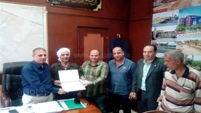 أمانة الناس الطيبة.. قصة عامل نظافة عثر على كنز داخل كوم قمامة ورفض المقابل|صور