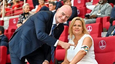 المتناقض.. إنفانتينو يخالف قرار فيفا واللجنة المنظمة ويدعم شارة المثلية الجنسية