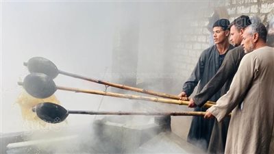 فيتامين أهل الصعيد.. مراحل تصنيع العسل الأسود داخل عصارات القصب بالمنيا | فيديو