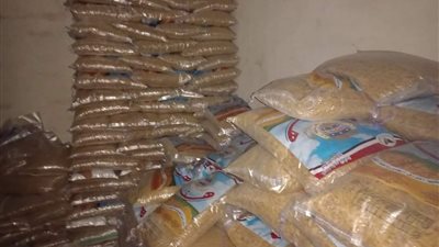 ضبط 677 كرتونة زيت تمويني حر بمنشآت ومخازن مخالفة بالجيزة