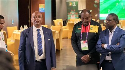 رئيس الكاف يزور منتخب الكاميرون قبل مواجهة سويسرا في كأس العالم 