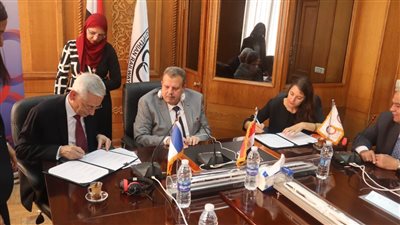 رئيس هيئة السكك الحديد والسفير الفرنسي يوقعان اتفاقية لتطوير نظم إشارات خط طنطا 