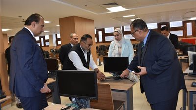 نائب رئيس جامعة عين شمس يتفقد انتخابات اتحاد طالبات كلية البنات