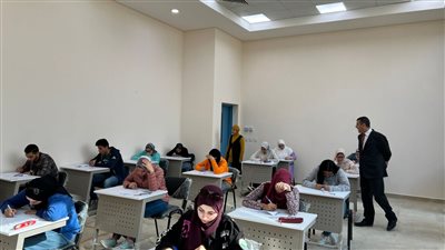 رئيس جامعة المنصورة الجديدة يتابع اختبارات الفصل الدراسي الأول بكلية الطب