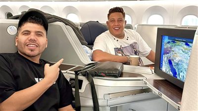 طائرة vip.. أحدث ظهور لـ عمر كمال وحمو بيكا قبل انطلاق حفل قطر بكأس العالم 
