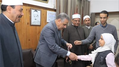 محافظ سوهاج يزور المنطقة الأزهرية ويكرم عددا من حفظة القرآن الكريم | صور 