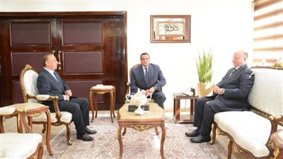 وزير التنمية المحلية يتابع مع محافظي القاهرة والإسكندرية معدلات تنفيذ المشروعات القومية