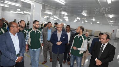 يدرس إقامة معرض للمنتجات.. محافظ بني سويف يتفقد عددًا من المصانع 