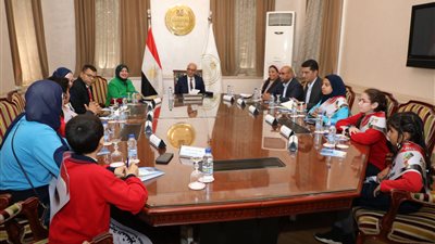 وزير التعليم يلتقي عددا من طلاب إدارة بني مزار التعليمية بالمنيا 