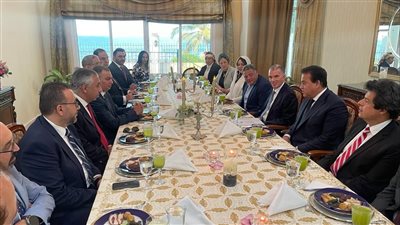 وزير الصحة يستمع لمطالب الأطباء المصريين العاملين في مسقط 