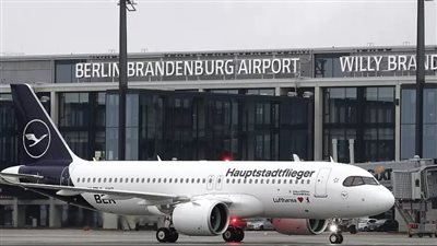 إغلاق مطار برلين بعد اقتحامه من نشطاء المناخ 