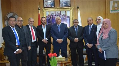 لإقامة مشروع تنموي بقرية العوينة.. محافظ الوادي الجديد يلتقي وفد مؤسسة 