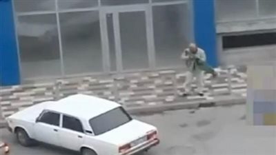 لحظة إطلاق مسلح النار على المواطنين في روسيا|فيديو