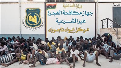 بينهم 105 مصريين.. ليبيا ترحل أكثر من 200 مهاجر إلى بلدانهم