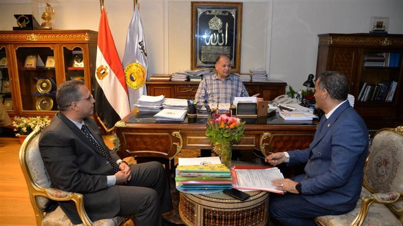 اجتماع محافظ أسيوط