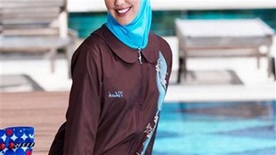 ما حكم الدين في ارتداء المرأة المايوه والاستحمام في البحر؟