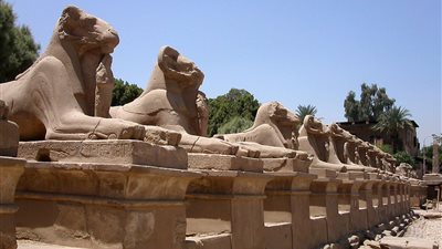 وزير التنمية المحلية ومحافظ الأقصر يتفقدان مشروعات إحياء طريق الكباش