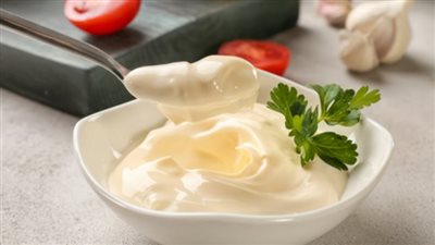 طريقة عمل سلطة الثومية الشامية بالنشا