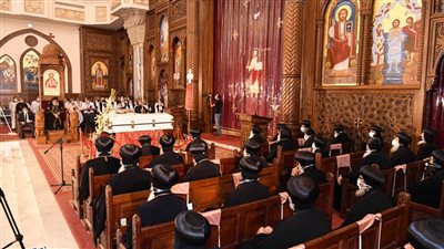 البابا تواضروس و34 أسقفا يشاركون في صلاة الجنازة على الأنبا بطرس