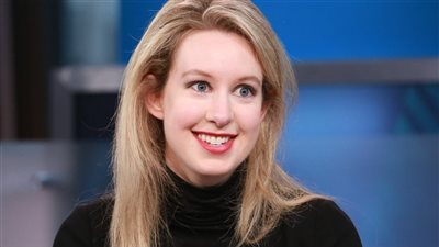 المراهقة الجذابة.. قصة أصغر مليارديرة متهمة بالنصب على كسينجر ومردوخ ورجال أعمال 