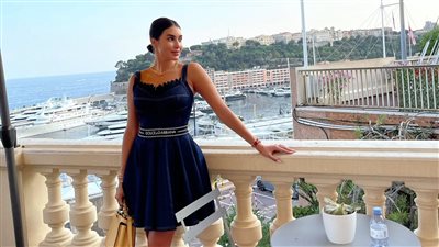 ياسمين صبري بفستان قصير في أحدث ظهور