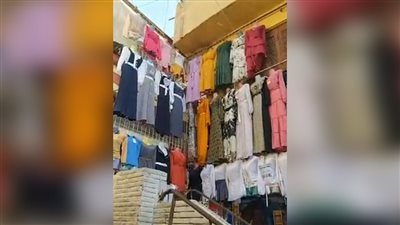 الحضانة بـ ١٠٠ جنيه والثانوي بـ ٢٢٠.. أسعار الزي المدرسي بالموسكي | فيديو