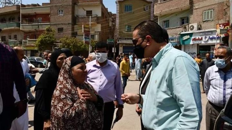 مسنة استوقفت محافظ