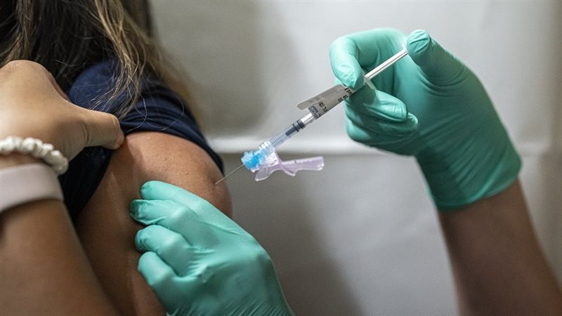 سيدة تتلقى لقاح كورونا