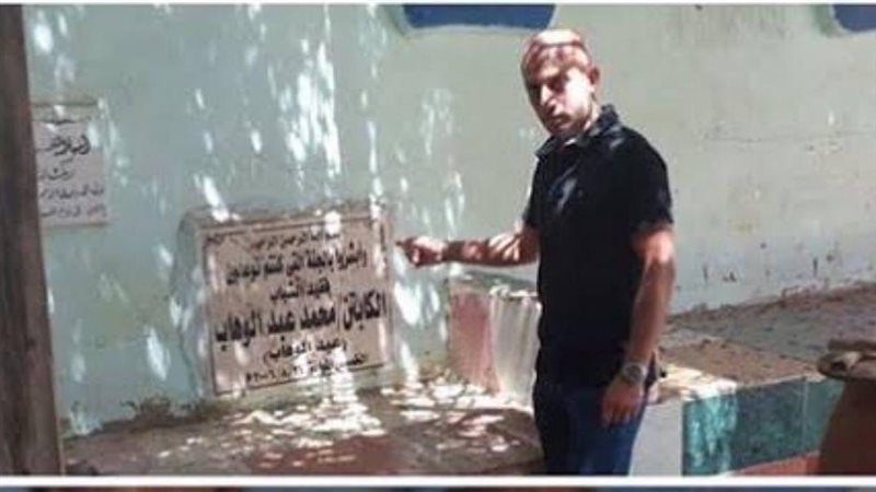 وائل رياض أمام قبر