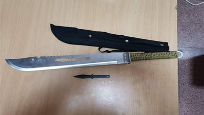 التحقيق مع راكب حاول تهريب 8 خناجر عبر مطار القاهرة