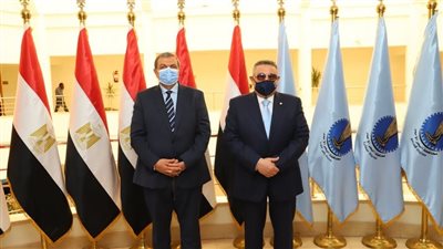 محافظ البحر الأحمر يلتقي وزير القوى العاملة 