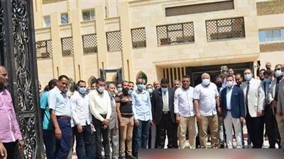 جامعة الوادي الجديد تذبح عجلا احتفالا ببدء الدراسة بكلية الطب البشري |صور