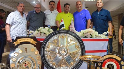 إدارة الكرة بالزمالك تسلم درع الدوري لرئيس النادي