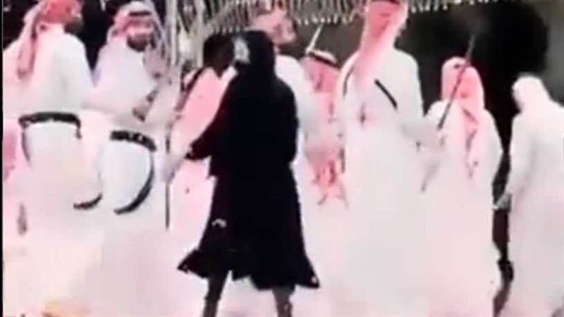 فتاة سعودية ترقص
